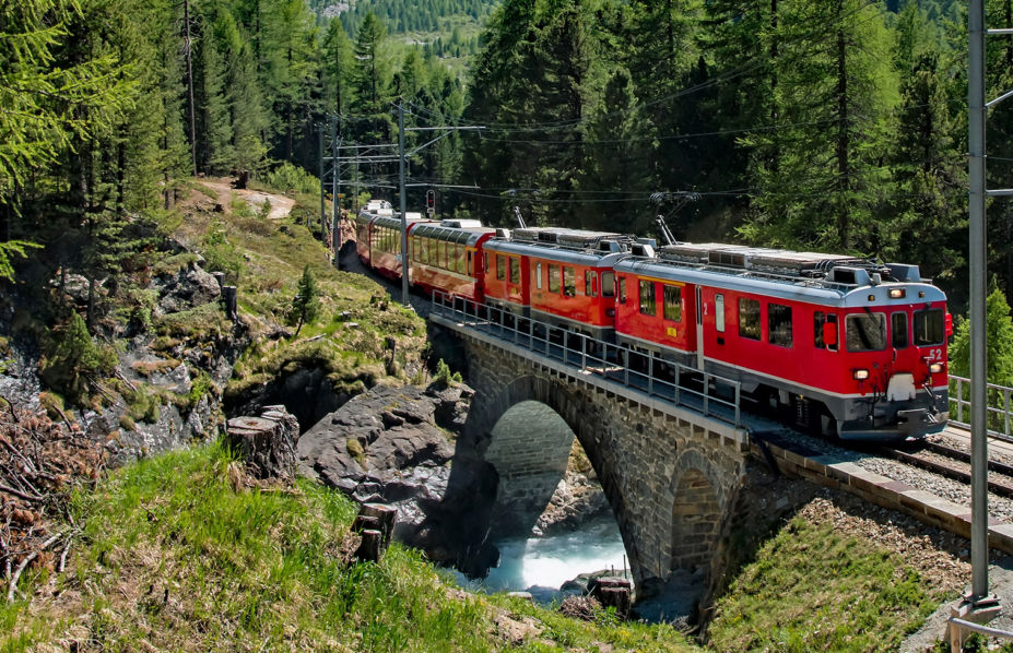 Trenino Rosso del Bernina Svizzera Cropped Trenino Rosso del Bernina Svizzera Cropped